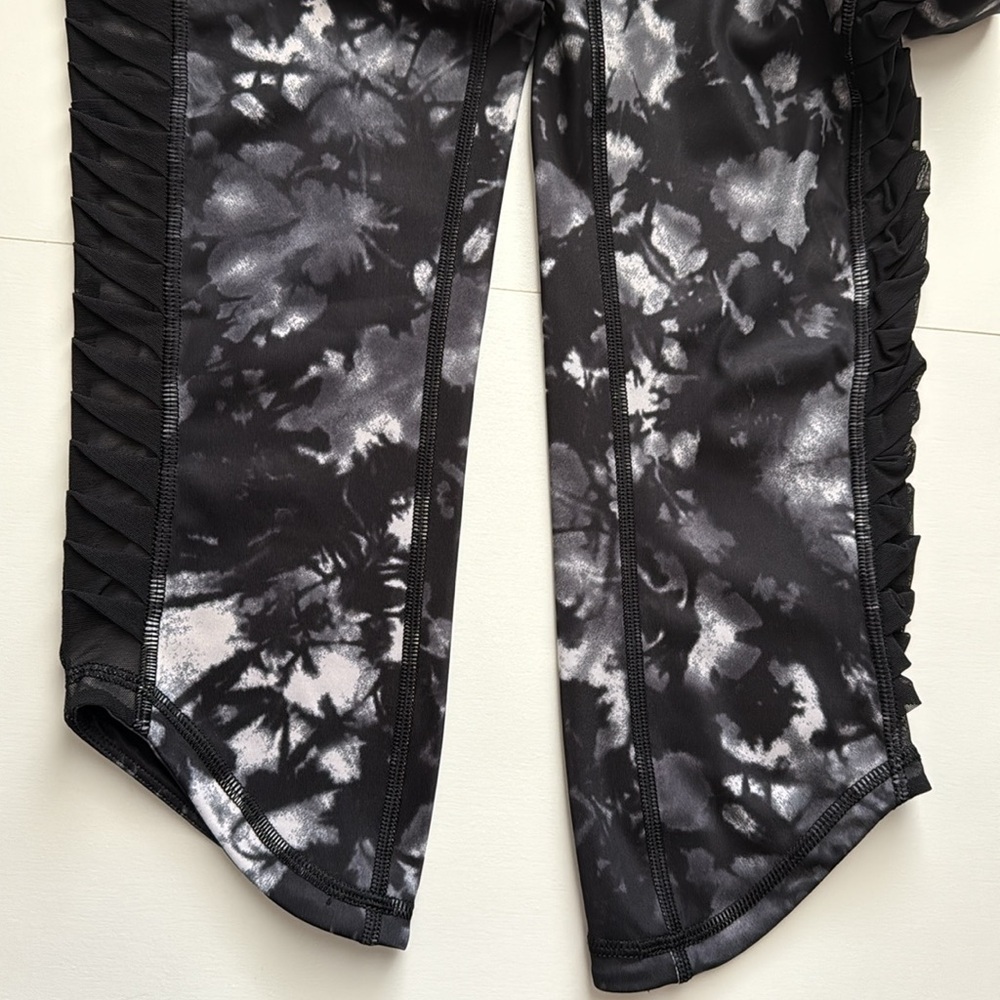 Lululemon Sheer Stripe Leggings - Picture 6 of 10